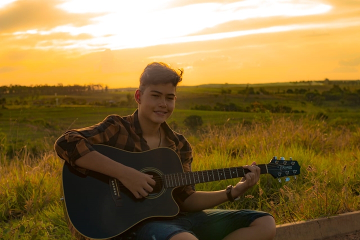 Em meio à pandemia, tupãense de 13 anos descobre paixão pela música e faz sucesso em seu canal