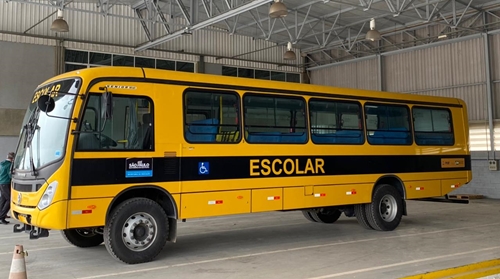 Queiroz recebe novo ônibus escolar para transporte de alunos