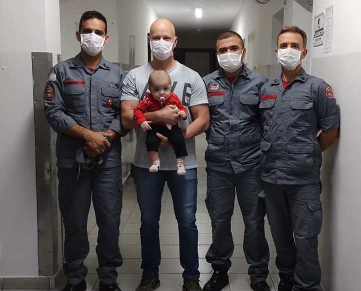 Bombeiros imediatamente fizeram o salvamento e encaminharam a bebê para o hospital.