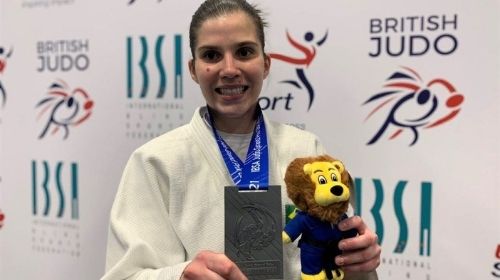 Judô paralímpico: Alana Maldonado sobe ao pódio na Inglaterra representando o Brasil