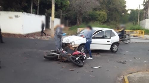 Acidente deixa dois feridos em cruzamento no centro de Tupã