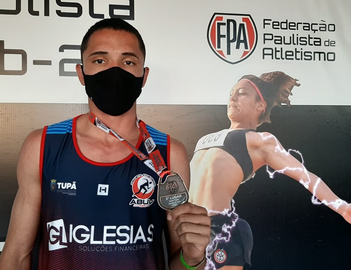 Atleta Jhonatan Guilherme 3°colocado no salto triplo