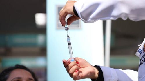Governo de São Paulo volta a antecipar vacinação de adultos e começa a imunizar adolescentes no dia 18 de agosto