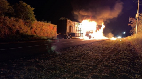 Carreta pega fogo após bater na traseira de canavieiro na SP-425; motorista teve ferimentos leves