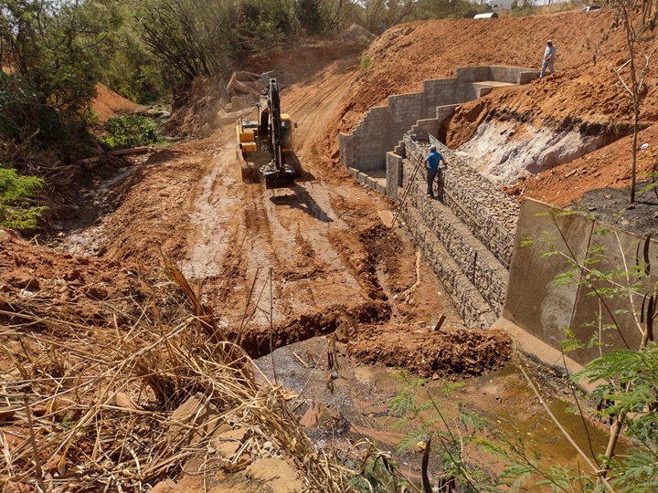 Tupã recupera sistema de drenagem da estrada São Gonçalo