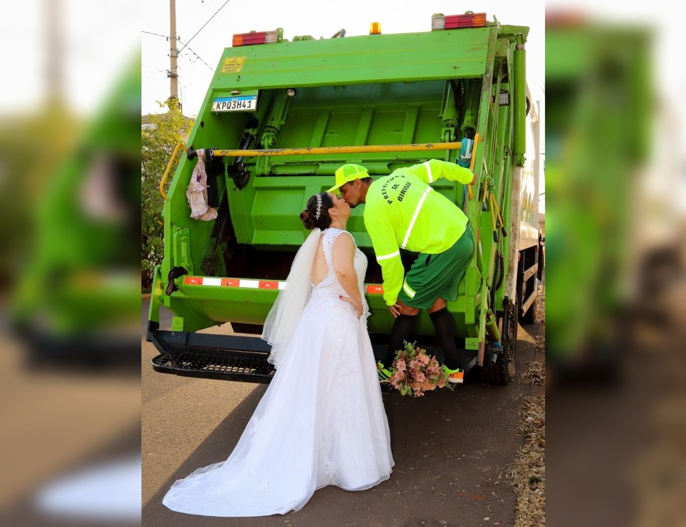 Casal faz ensaio de casamento em caminhão de coleta de lixo em homenagem ao noivo:  Profissão linda , diz mulher