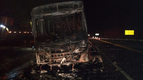 Após estouro de pneu, ônibus pega fogo na Rodovia Comandante João Ribeiro de Barros