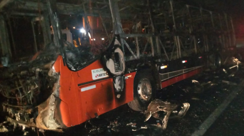 Ônibus ficou destruído devido ao incêndio, em Panorama — Foto: Polícia Rodoviária