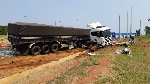 Carreta se envolve em acidente próximo ao pedágio de Oriente