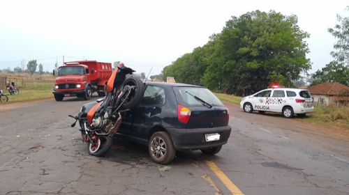 Carro e moto com placas de bastos se envolve em acidente na SP-457