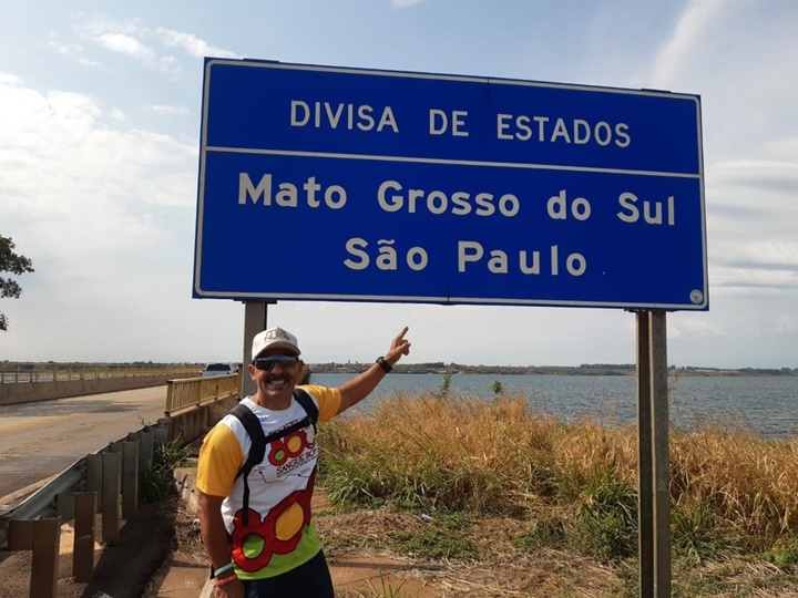 Cinco anos após transplante, professor que percorre 800 km de bike e a pé para incentivar doação de medula reencontra doador