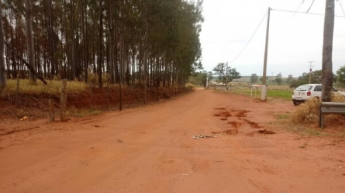 Após decisão judicial, Eixo SP remove defensas metálicas que bloqueavam estrada rural em Parapuã