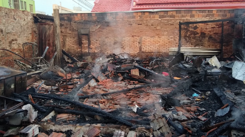 Casa de madeira é destruída por incêndio em Bastos; idosa e um neto deficiente moravam no imóvel