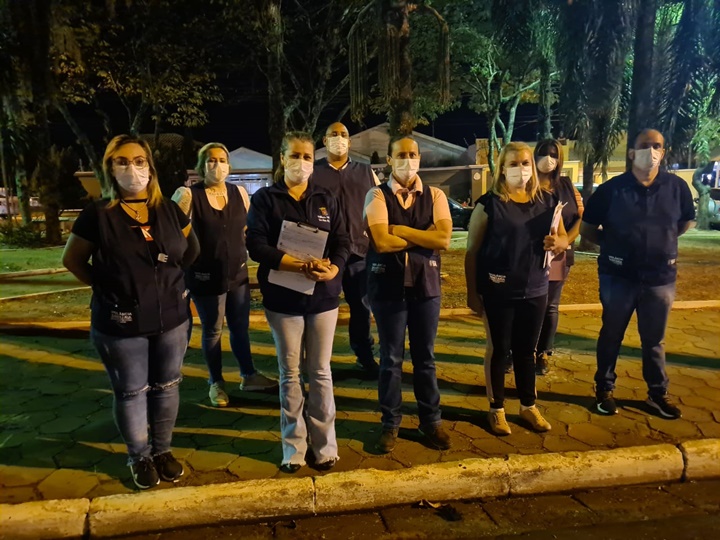 Equipes de fiscalização realizam orientações sobre as medidas de prevenção à Covid-19.