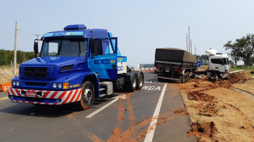 Carreta se envolve em acidente próximo ao pedágio de Oriente - Foto: Divulga Tupã