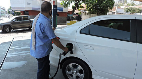 Motorista já gasta R$ 300,00 para encher o tanque com gasolina em Tupã