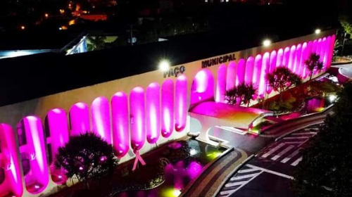 Prefeitura de Tupã acende luzes cor de rosa na fachada do Paço Municipal em apoio ao Outubro Rosa