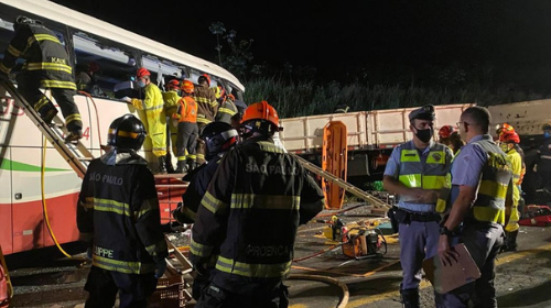 Roda solta na pista provocou acidente entre ônibus e caminhão que matou 7 pessoas e deixou 34 feridas, diz laudo pericial