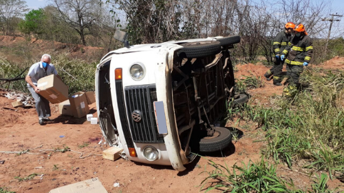 Motorista fica ferido após capotar veículo em vicinal que liga Iacri e Rinópolis