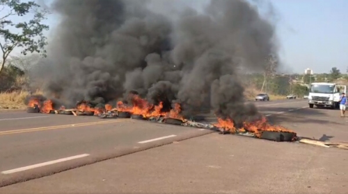 Em Panorama, moradores põem fogo em pneus em protesto contra a falta de água e energia elétrica