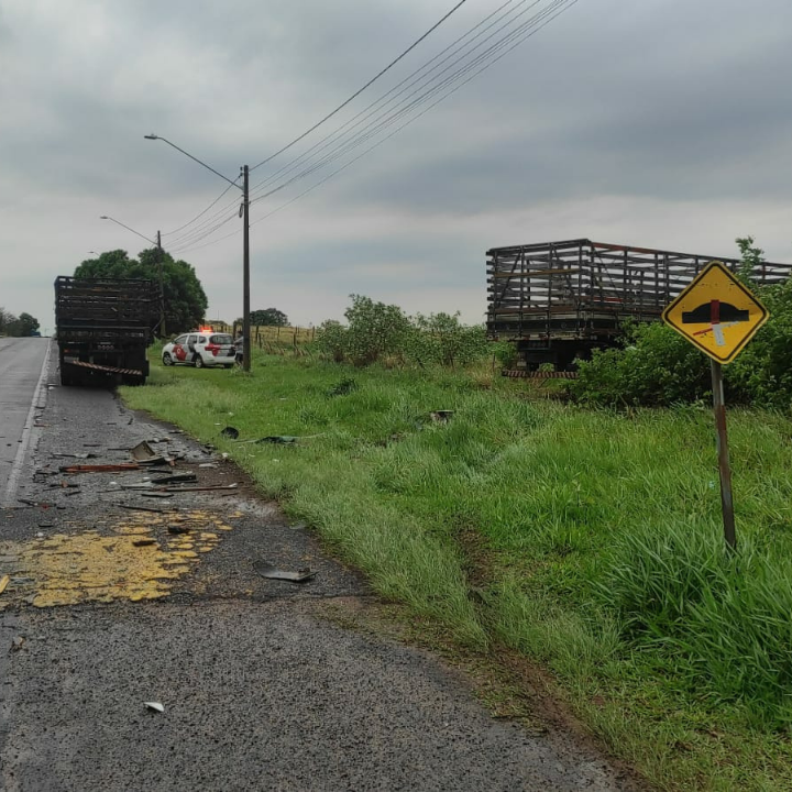 Acidente entre dois caminhões deixa um ferido na vicinal Tupã/Quatá