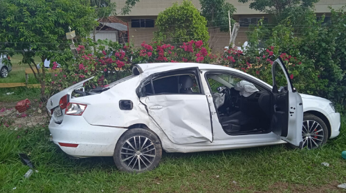 Motorista perde controle da direção, atravessa pista e bate em poste de energia na  vicinal Tupã/Juliania