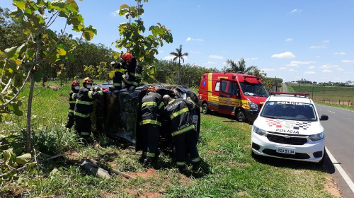 Motorista perde o controle da direção e capota veículo na vicinal que liga Iacri a Rinópolis