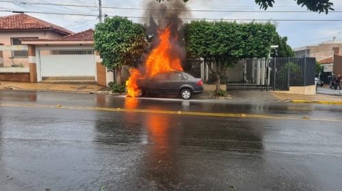 Veículo pegou fogo no centro de Tupã nesta manhã