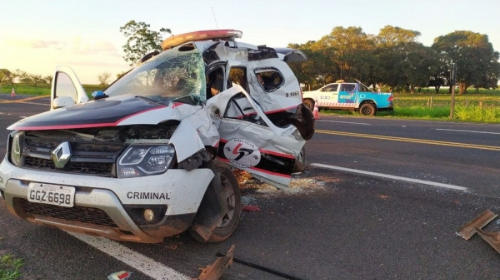 Policial científica morre e colega fica ferido após batida entre viatura e ônibus em Martinópolis