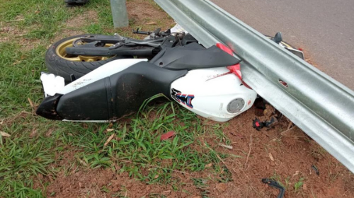 Motociclista fica gravemente ferido após bater em defensa metálica no trevo de Osvaldo Cruz