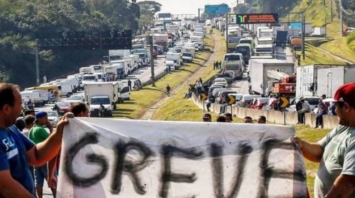 Líder dos Caminhoneiros diz que presidente terá que escolher entre acionistas da Petrobrás ou eles