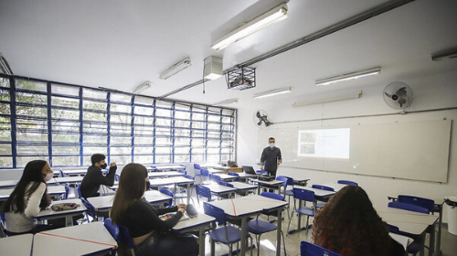 PL que limita o número de alunos em sala de aula avança na Câmara