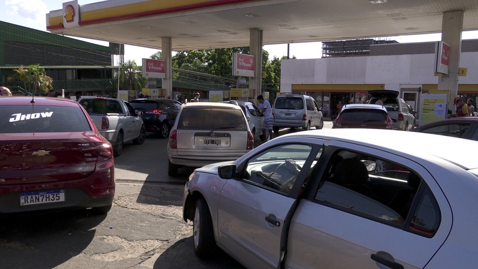 Brasileiros cruzam fronteira e fazem fila para abastecer na Argentina