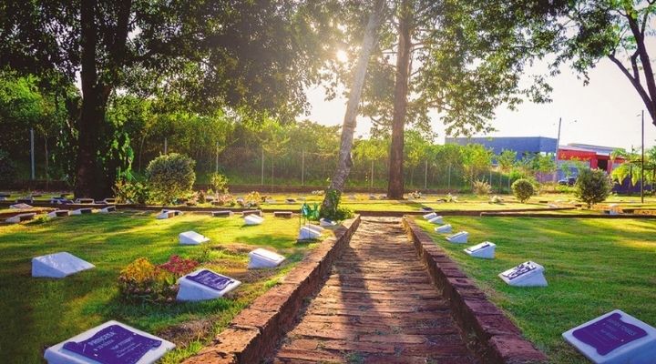 Cemitérios para animais de estimação atraem visitas em Dia de Finados