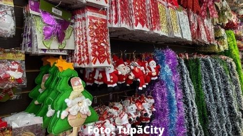 Decorações de Natal começam aparecer no comércio de Tupã