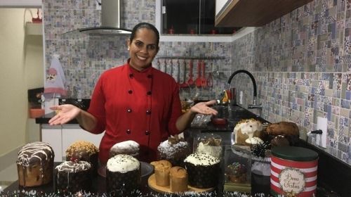 Cozinheira com deficiência auditiva cria canal de receitas em Libras e alcança mais de mil inscritos