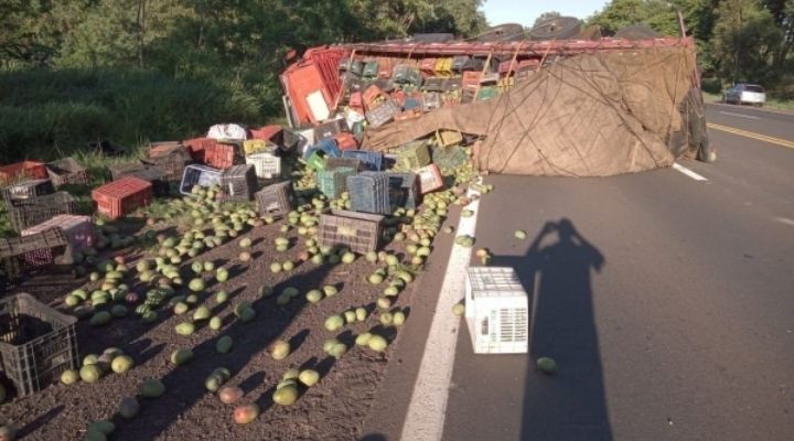 Acidente envolve caminhão com carga de frutas e carro de passeio na SP-294