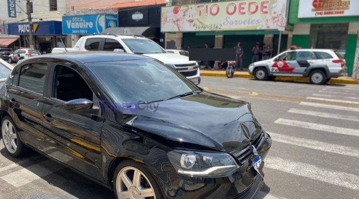 Motorista atravessa sinal vermelho e bate com um carro e duas motos em Tupã