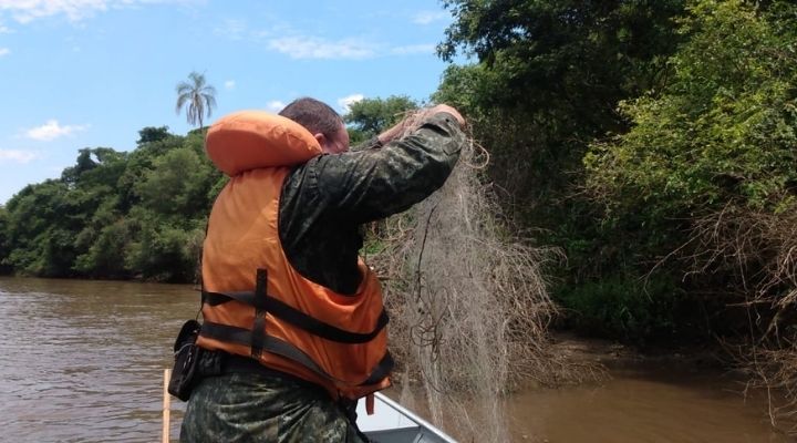 Piracema: Polícia Ambiental recolhe petrechos de pesca no Rio Aguapeí em Arco-íris