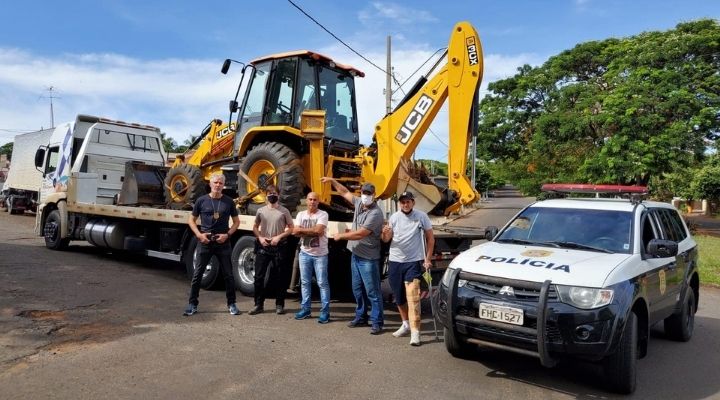 Em menos de 12h, polícias Civil e Militar recuperam retroescavadeira de empresa de Tupã