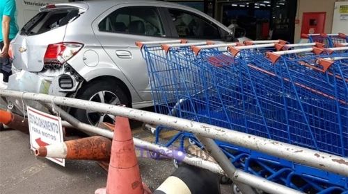 Carro desgovernado em marcha à ré quase atropela mulher em mercado de Tupã