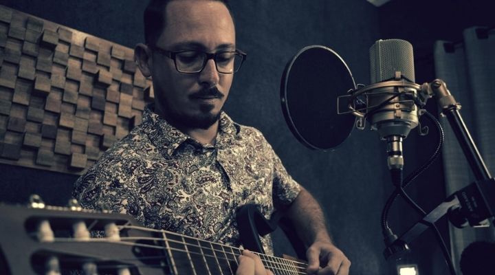 Cantor Lucas Aguirra faz show hoje na feira livre de Queiroz