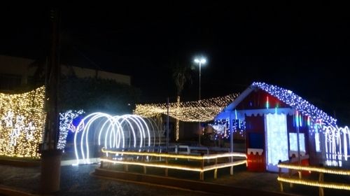 Natal Luz: Decoração natalina é inaugurada na Praça Central de Queiroz