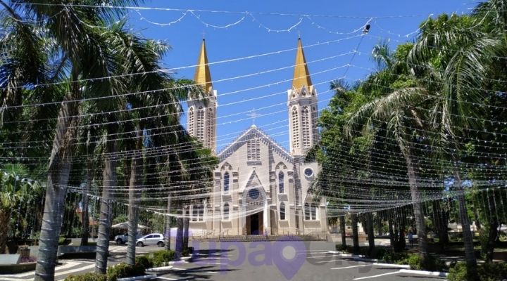 Principais ruas de Tupã e Praça da Bandeira começam a receber decoração natalina