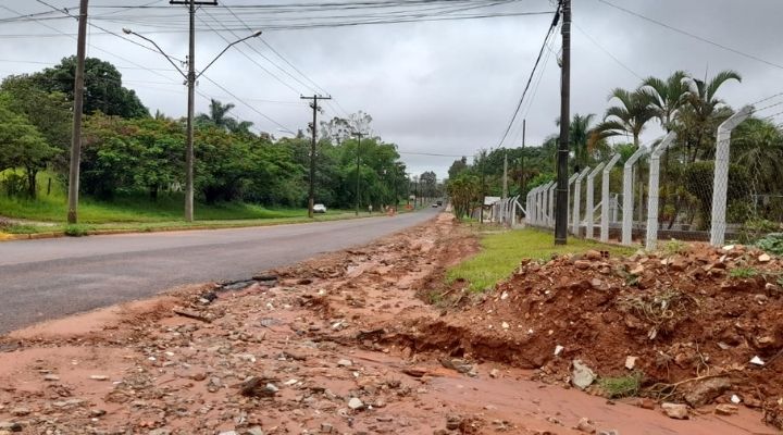 Não dá nem para sair com o carro , reclama moradora sobre barro na Av. Marechal Eduardo Gomes