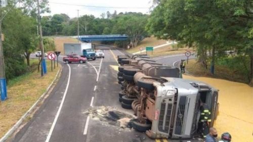 Carreta com carregamento de grãos tomba no trevo de Lucélia