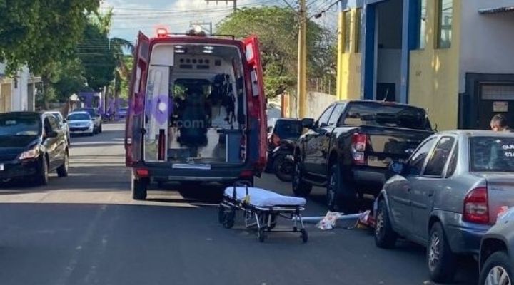 Carro atinge moto ao sair de estacionamento de farmácia em Tupã | Foto:TupãCity