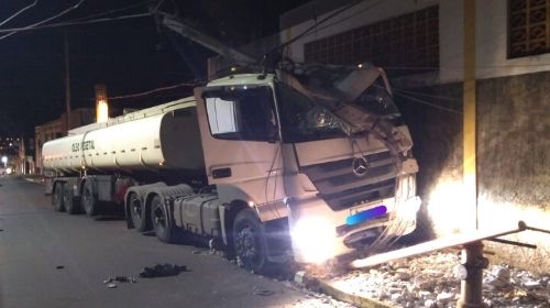 Motorista tem mal súbito e bate carreta em poste de energia