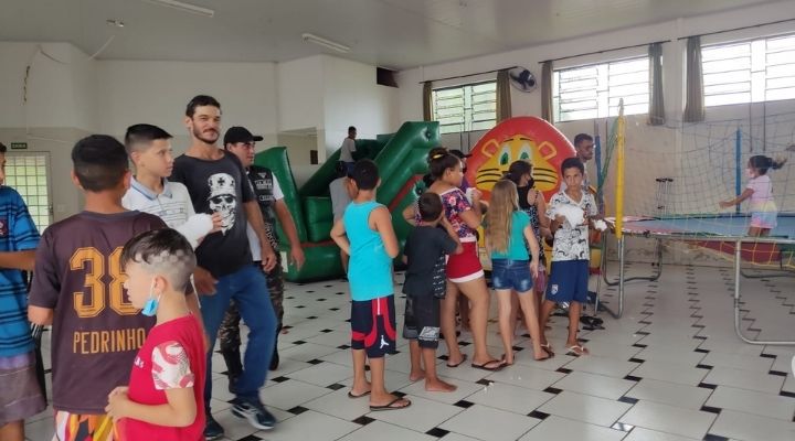 Grupo de motoqueiros fazem festa de natal solidária na COHAB II em Tupã