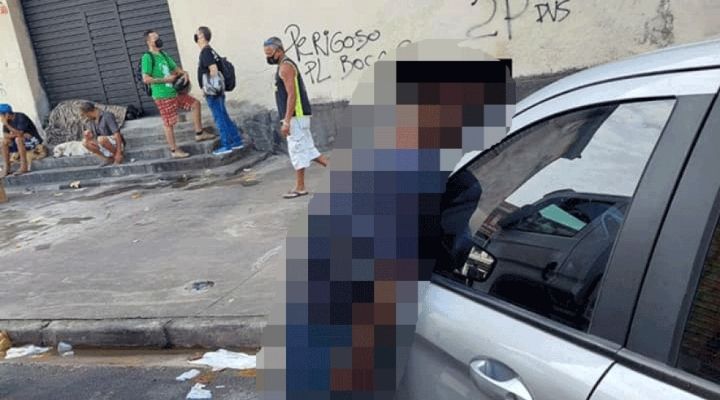 Homem morre em pé, encostado em carro e cena assusta moradores em Santos